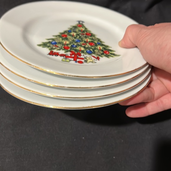Set of 4 Seagull Christmas Tree with presents with gold rim. - Picture 5 of 5